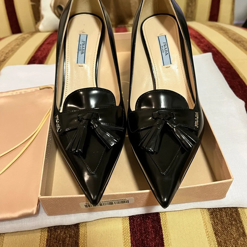 PRADA NIB AUTHENTIC VINTAGE BLACK GENUINE PATENT LEATHER PUMPS WITH TASSELS - Picture 14 of 17